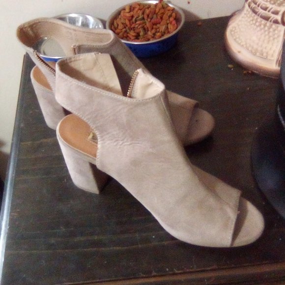 New Size 7 suede open toe heels - Picture 1 of 1